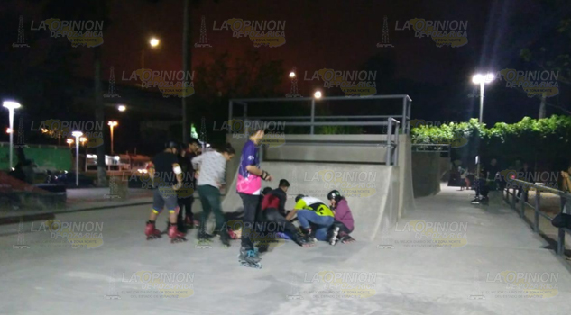 Adolescente se lesiona al caer en pista de skate en la plaza cívica