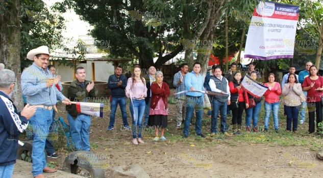 Dan banderazo al parque infantil "El Huasteco", en Venustiano Carranza