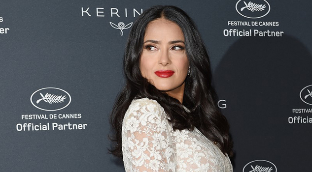 Salma Hayek encanta con su pose de sirena a la orilla del mar