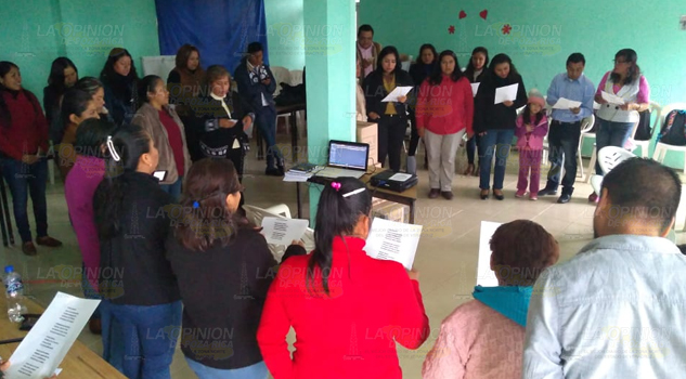 Maestros de preescolar indígena de la Sierra del Totonacapan, ensayan himnos en Totonaco