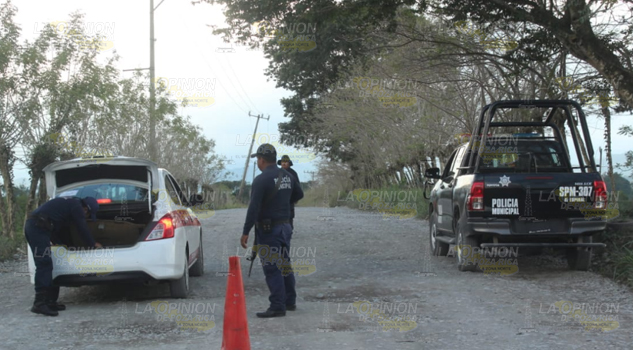 Policías municipales colocan retenes aleatorios en el camino de terracería Entabladero-Melchor Ocampo