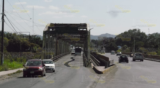 Deteriorado y sin iluminación, Puente Cazones, de alto riesgo