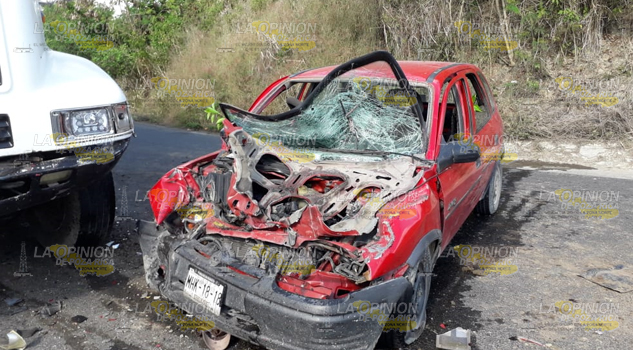 Invade carril y choca contra camión de redilas por poco pierden la vida