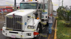 A punto de ser aplastados por trailer en Coatzintla