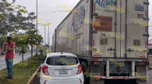 A punto de ser aplastados por trailer en Coatzintla
