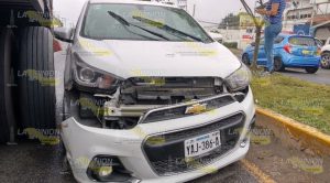A punto de ser aplastados por trailer en Coatzintla