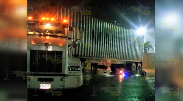 Motociclista entre la vida y la muerte, chocó contra la plataforma de un tráiler