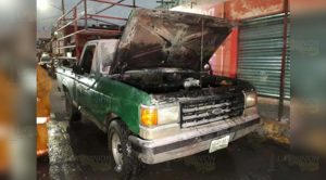 Por un corto camioneta se chamusca en Martínez de la Torre