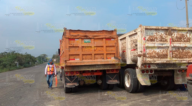 ¡Les quitan el trabajo a camioneros de Tuxpan! ¡Les quitan el trabajo a camioneros de Tuxpan!