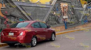 Mujer agrede a oficial