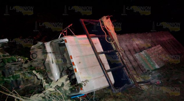 Vuelca y se fuga para evadir responsabilidad en la carretera federal Álamo-Tihuatlán