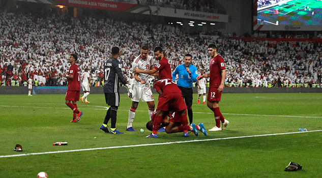 Detenido un británico en Emiratos Árabes tras llevar a un partido una camiseta de Qatar