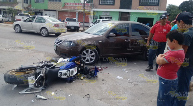 Lo atropellan y se golpea la cabeza contra el pavimento