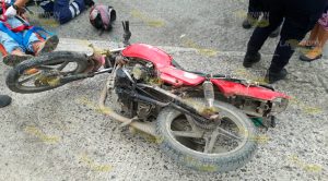Motociclista choca con un auto