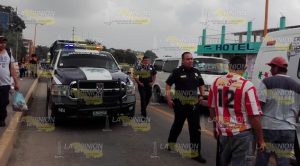 Campesinos bloquean el Puente Tuxpan; denuncian agresión policiaca