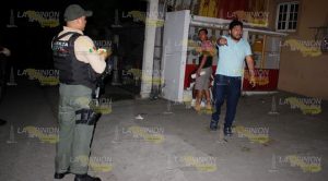 En una cuarteria, sujeto se abre el cráneo