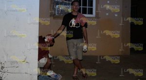 En una cuarteria, sujeto se abre el cráneo