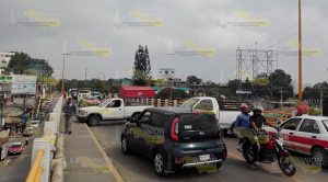 Campesinos bloquean el Puente Tuxpan; denuncian agresión policiaca
