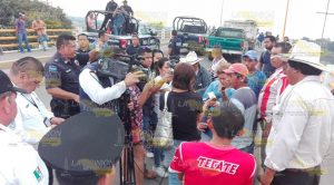 Campesinos bloquean el Puente Tuxpan; denuncian agresión policiaca