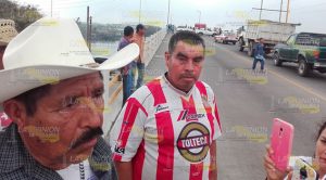 Campesinos bloquean el Puente Tuxpan; denuncian agresión policiaca