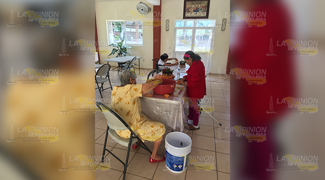 Adultos mayores viven de la caridad