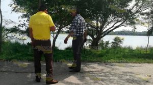 Autobús se impacta contra taxi, conductor intenta darse a la fuga