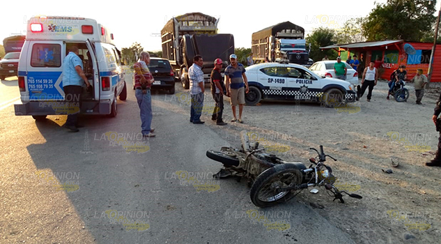 Automóvil provoca fuerte choque a moticicleta Automóvil provoca fuerte choque a moticicleta