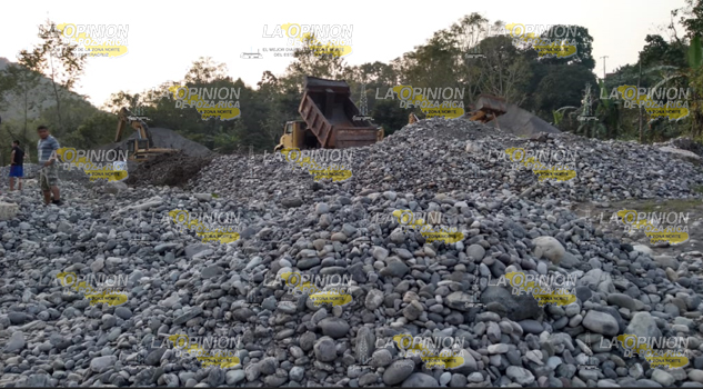 Personal de CONAGUA realizó un recorrido en el río Ajajalpan para tomar evidencia e investigar la licitación para la explotación del material petreo