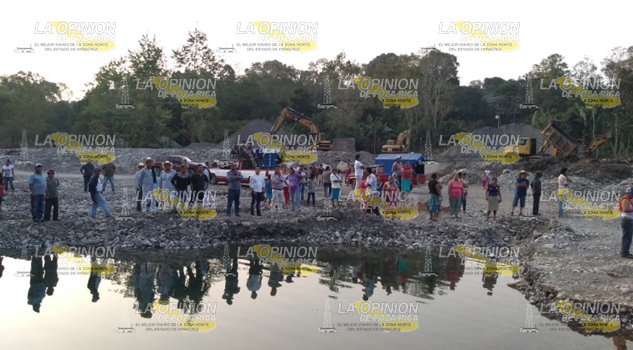 Personal de CONAGUA realizó un recorrido en el río Ajajalpan para tomar evidencia e investigar la licitación para la explotación del material petreo