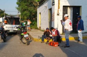 Camioneta impacta a motociclista en Gutiérrez Zamora Camioneta impacta a motociclista en Gutiérrez Zamora