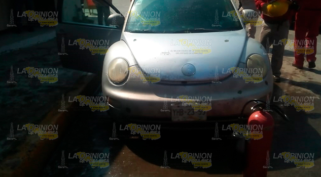 Casi arde auto Beetle en el centro de Cerro Azul |Casi arde auto Beetle en el centro de Cerro Azul