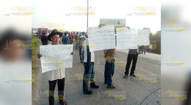 Chumatlenses bloquean carretera a la altura de Chichilintla, se manifiestan contra el ex alcalde Rutilio Espinoza
