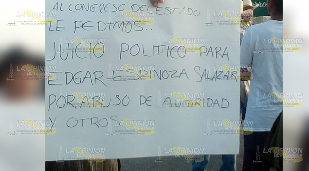 Chumatlenses bloquean carretera a la altura de Chichilintla, se manifiestan contra el ex alcalde Rutilio Espinoza