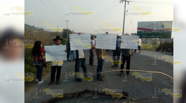 Chumatlenses bloquean carretera a la altura de Chichilintla, se manifiestan contra el ex alcalde Rutilio Espinoza