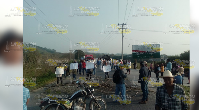 Chumatlenses bloquean carretera a la altura de Chichilintla, se manifiestan contra el ex alcalde Rutilio Espinoza