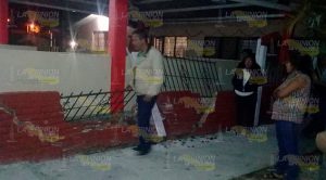 Conductor se impacta y derriba barda perimetral en escuela de Entabladero Conductor se impacta y derriba barda perimetral en escuela de Entabladero
