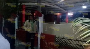 Conductor se impacta y derriba barda perimetral en escuela de Entabladero Conductor se impacta y derriba barda perimetral en escuela de Entabladero