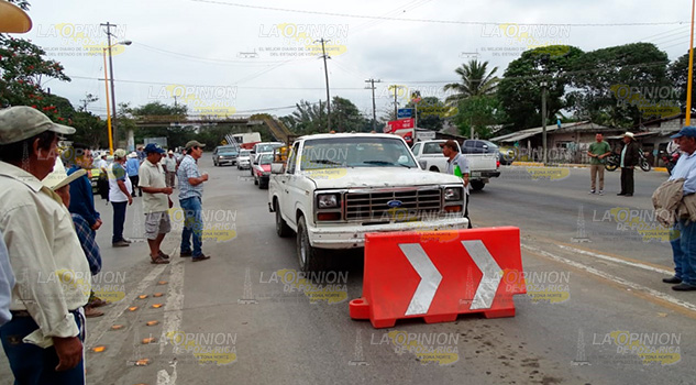 Continúa bloqueo en el puente JOLOPO, impiden venta de fruta