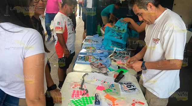 Entrega de kits para la carrera atlética La Opinión 2019 "Raúl Gibb Guerrero"