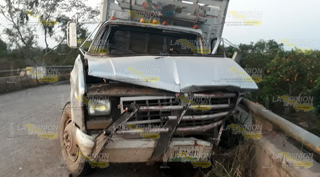 Estrella su camioneta contra un puente en Martínez de la Torre