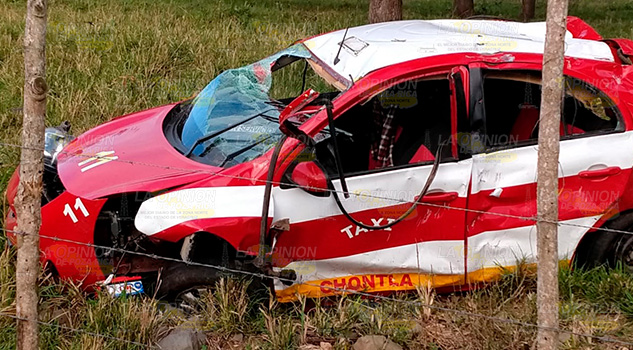 Fallece taxista en volcadura sobre el tramo Chontla - Citlaltepec