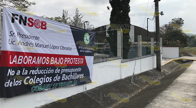 Maestros del Cobaev 14 de Tihuatlán en paro laboral