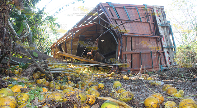 Naranjeros heridos en volcadura sobre la carretera Poza Rica-Cazones