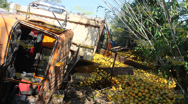 Naranjeros heridos en volcadura sobre la carretera Poza Rica-Cazones