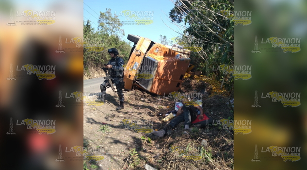 Naranjeros heridos en volcadura sobre la carretera Poza Rica-Cazones