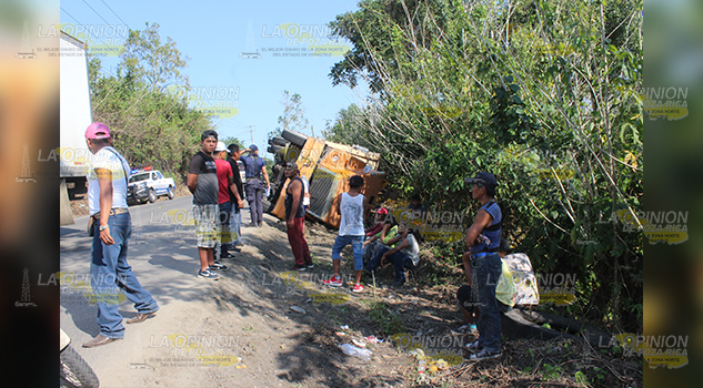 Naranjeros heridos en volcadura sobre la carretera Poza Rica-Cazones