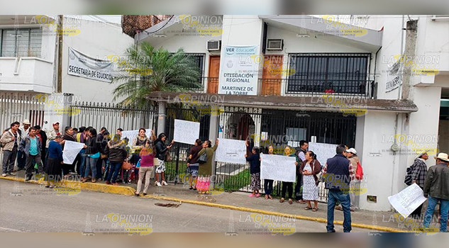Padres de familia toman la delegación de la SEV y cierran carretera a Tlapacoyan