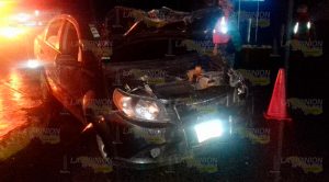 Marino destroza su auto en choque contra taxi en Tuxpan