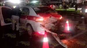 Marino destroza su auto en choque contra taxi en Tuxpan