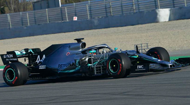 Mercedes presenta un coche 'nuevo' y McLaren rompe Mercedes presenta un coche 'nuevo' y McLaren rompe